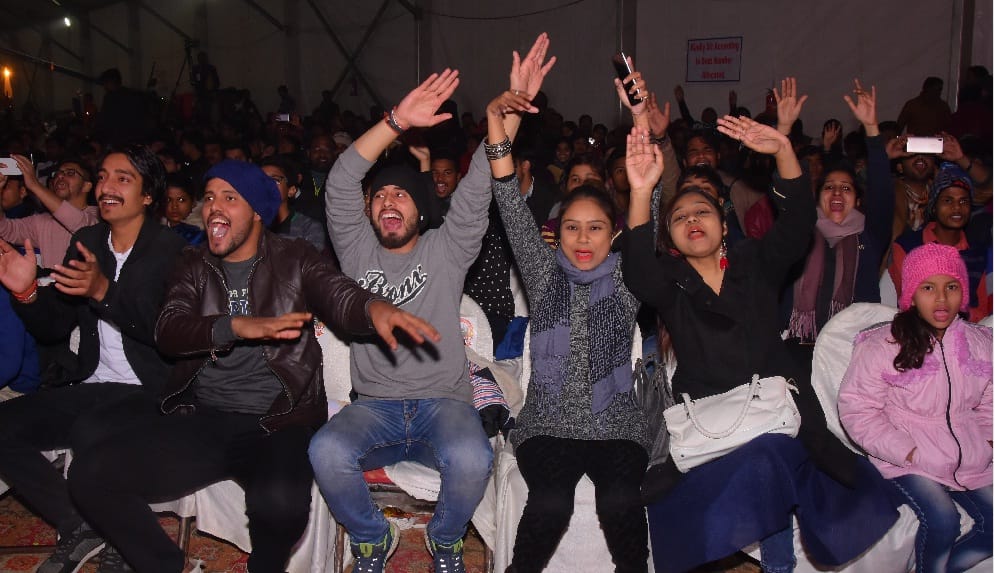 मोहित की मसक कली, मसक कली... ने भरी मस्ती