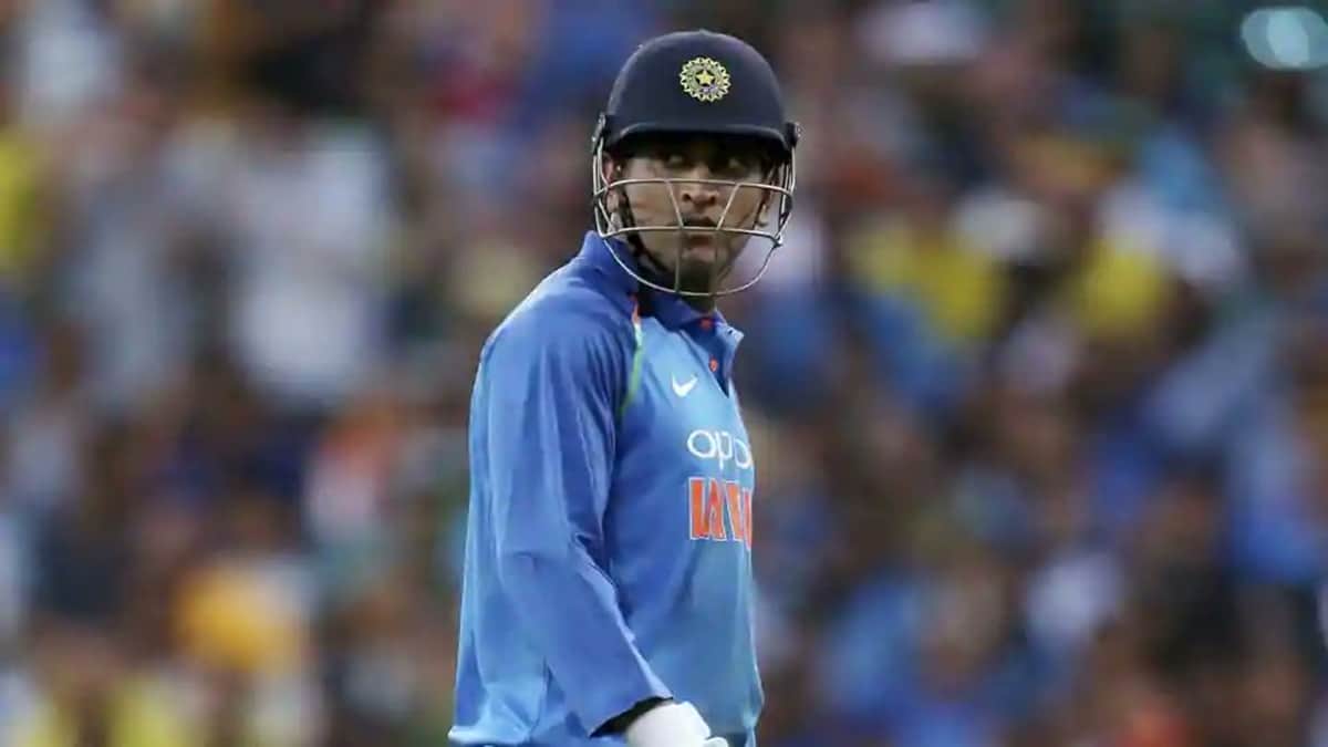MS Dhoni gets Amazing reception from MCG during 3rd ODI
