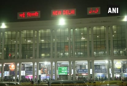 Delhi: नई दिल्ली रेलवे स्टेशन पर समस्याओं की भरमार, प्लेटफॉर्म संकरे; फुटओवर ब्रिज पर होती है ज्यादा भीड़ Delhi Lots of problems at New Delhi Railway Station platforms are narrow
