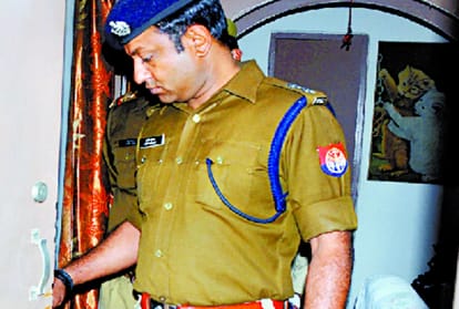 theft in apartment of IPS in lucknow