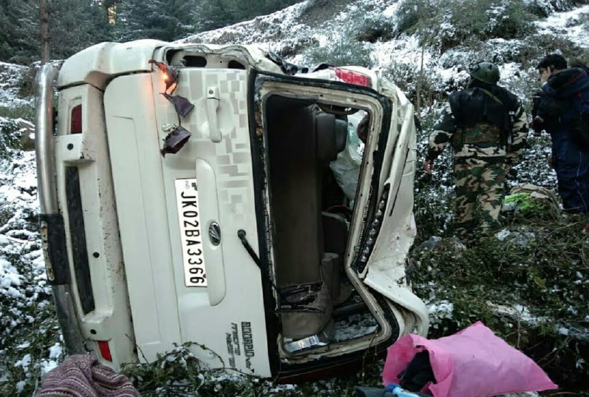 Car fall in 50 feet deep ditch In Jammu and Kashmir