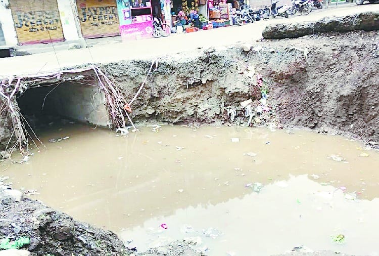 एनएच पर खोदा गड्ढा बना तालाब, हादसे का खतरा