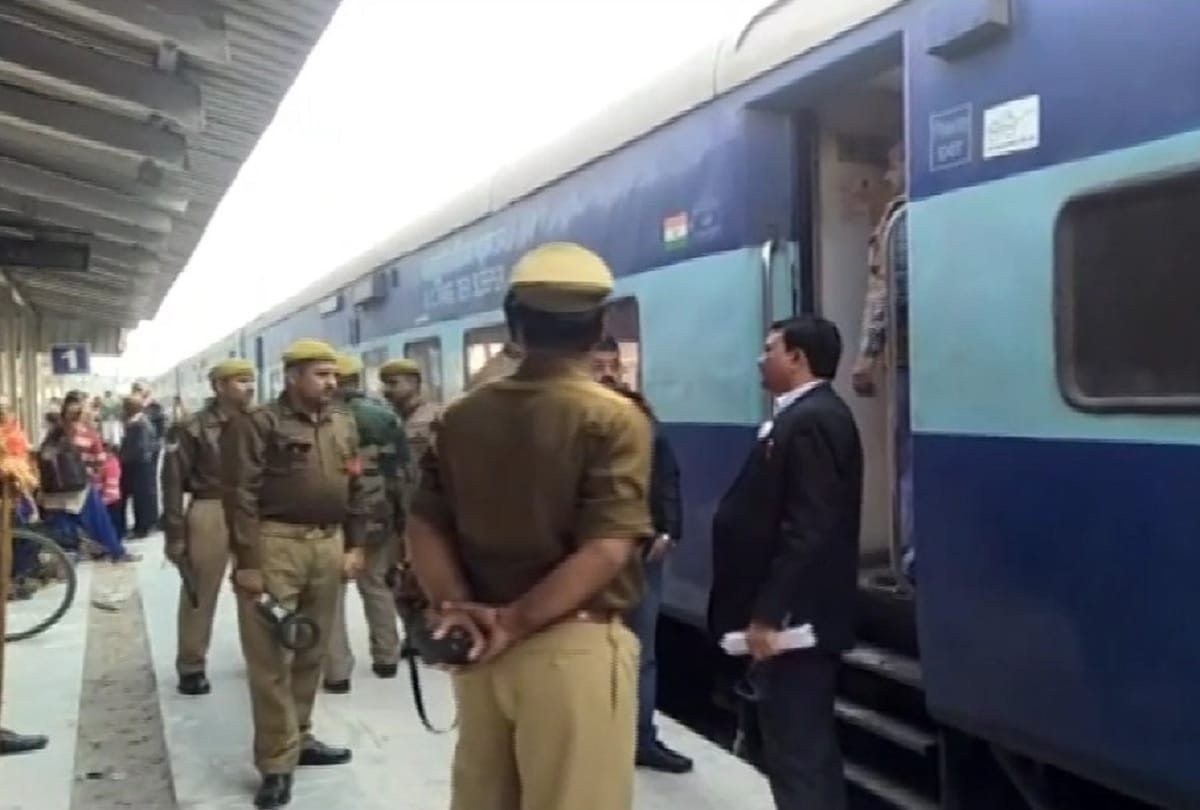 Police along with bomb squad and dog squad conducts checkings at Shahjahanpur Railway Station