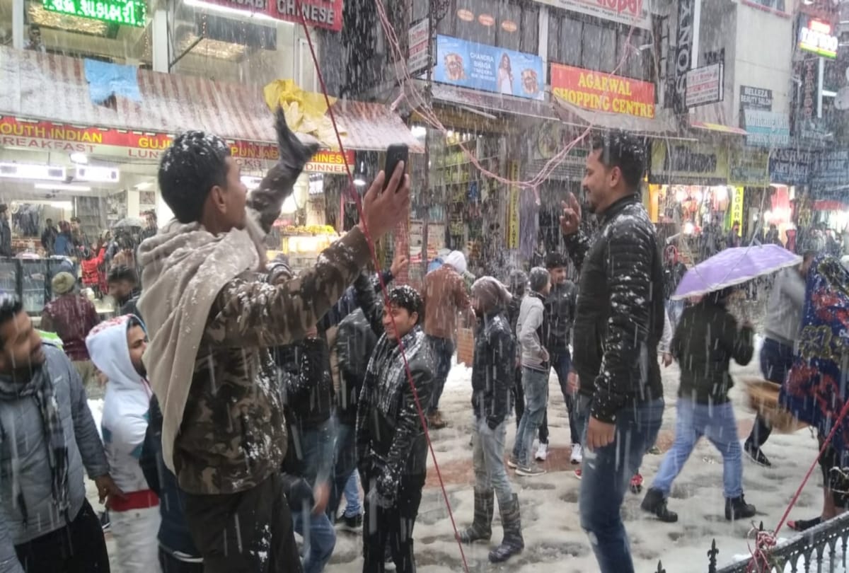 fresh snowfall recorded in manali himachal and tourists enjoy snowfall