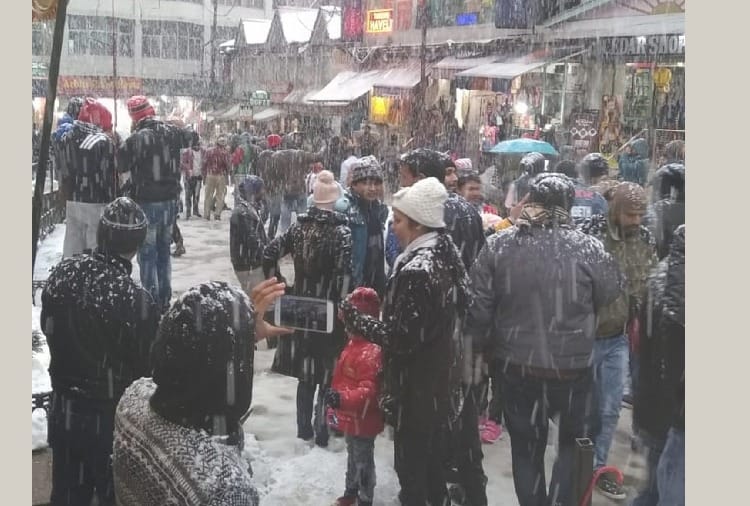 बर्फबारी में मनाली के माल रोड पर झूमे सैलानी
