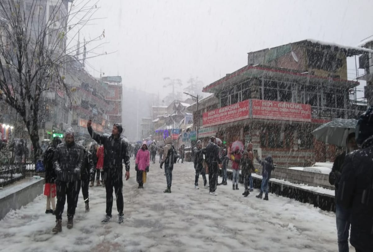 fresh snowfall recorded in manali himachal and tourists enjoy snowfall