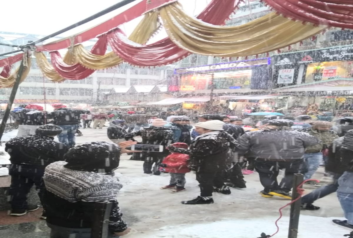 fresh snowfall recorded in manali himachal and tourists enjoy snowfall