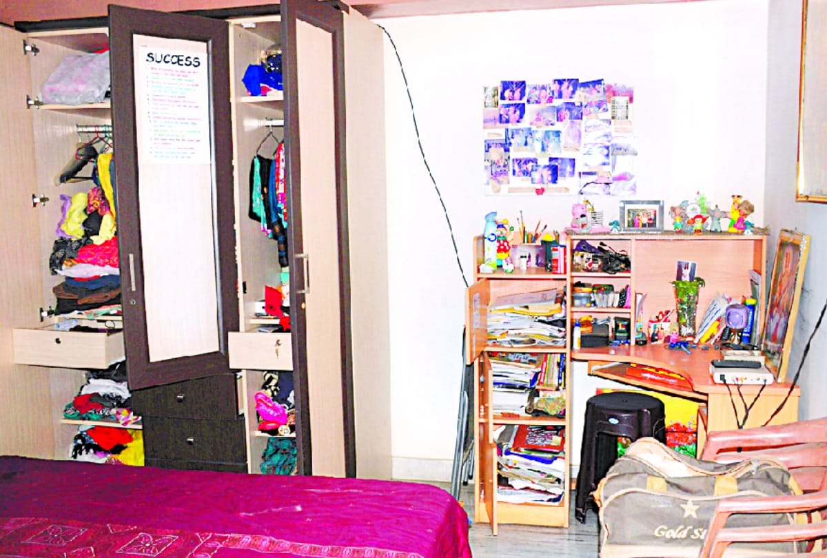 theft in apartment of IPS in lucknow