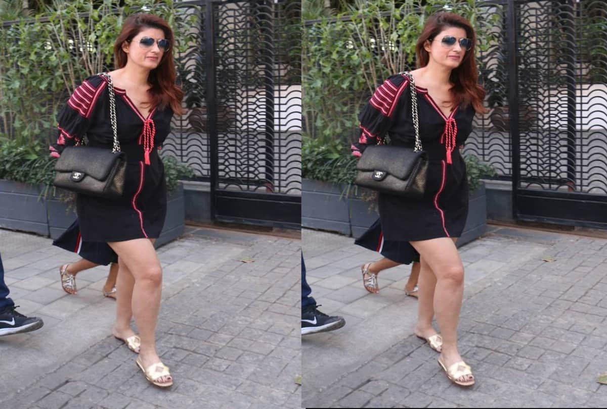 Twinkle Khanna Spotted with her Daughter