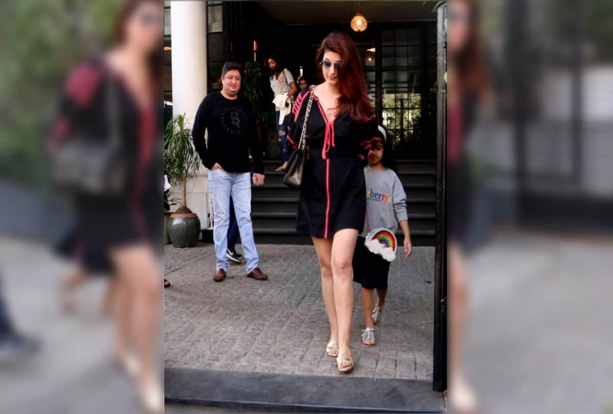Twinkle Khanna Spotted with her Daughter