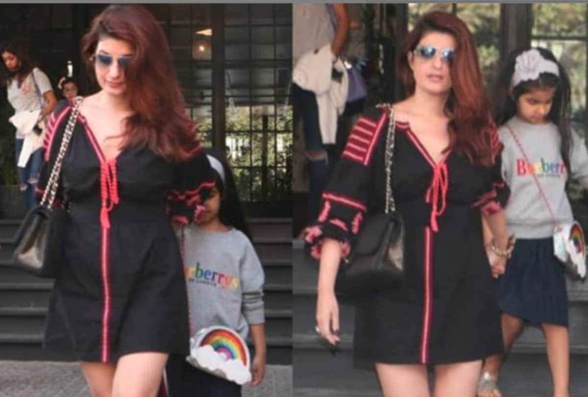 Twinkle Khanna Spotted with her Daughter