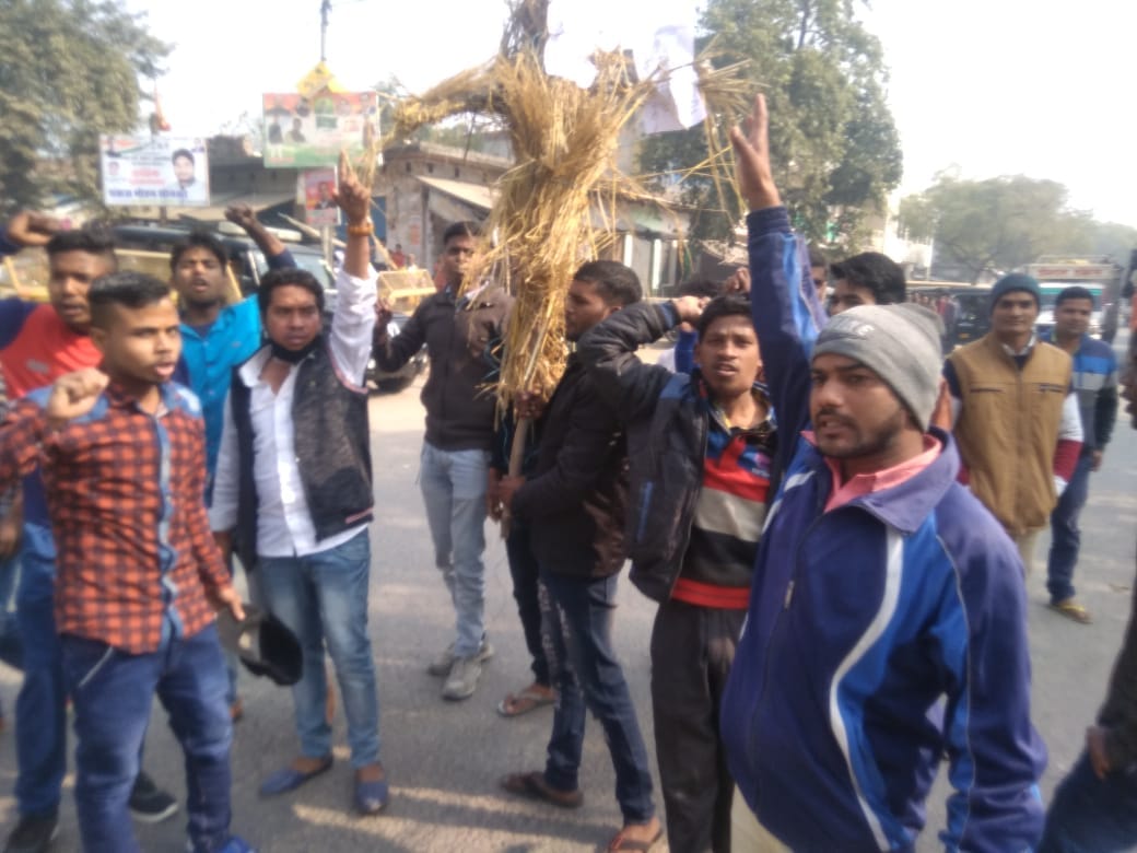 Hindu yuva vahini angry workers burn effigy of chowki incharge after viral video
