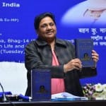 अपने जन्मदिन के मौके पर ब्लू बुक का विमोचन करतीं बसपा सुप्रीमो मायावती।
