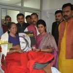 सीता शुक्ला को सम्मानित करतीं एनआरआई राज्यमंत्री (स्वतंत्र प्रभार) स्वाति सिंह