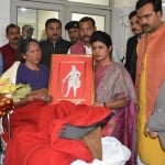 सीता शुक्ला को सम्मानित करतीं एनआरआई राज्यमंत्री (स्वतंत्र प्रभार) स्वाति सिंह