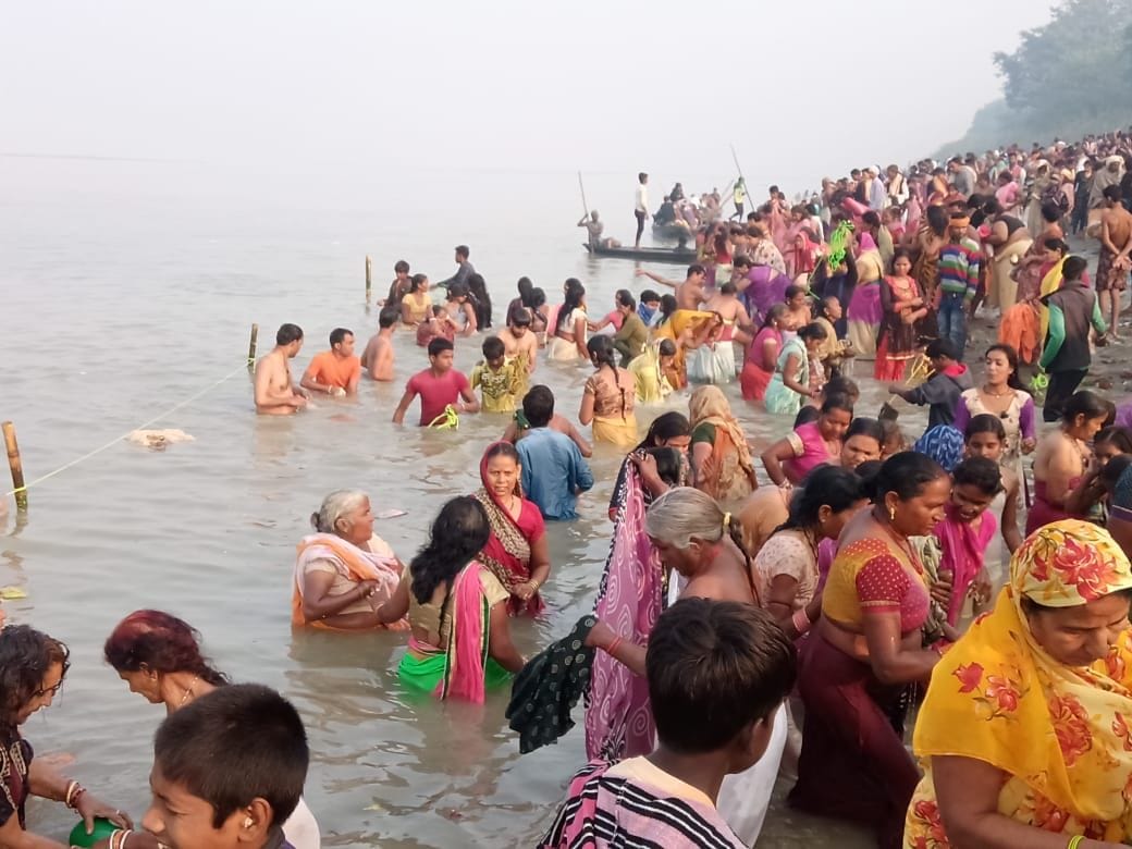 अन्न-धन का किया दान, पतंगों से पटा आसमान