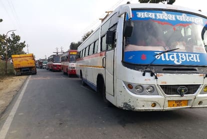 Three youths were crushed by the truck in Mainpuri