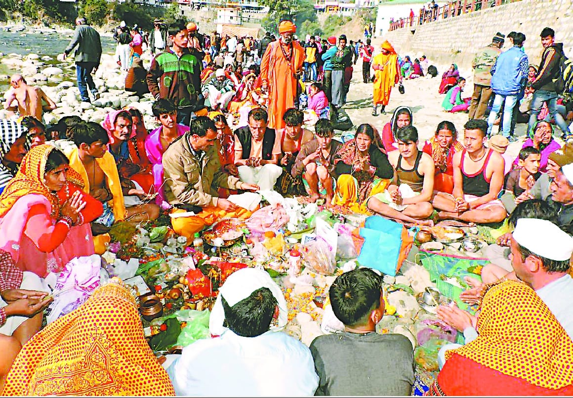devotees worshiped at bagnath temple