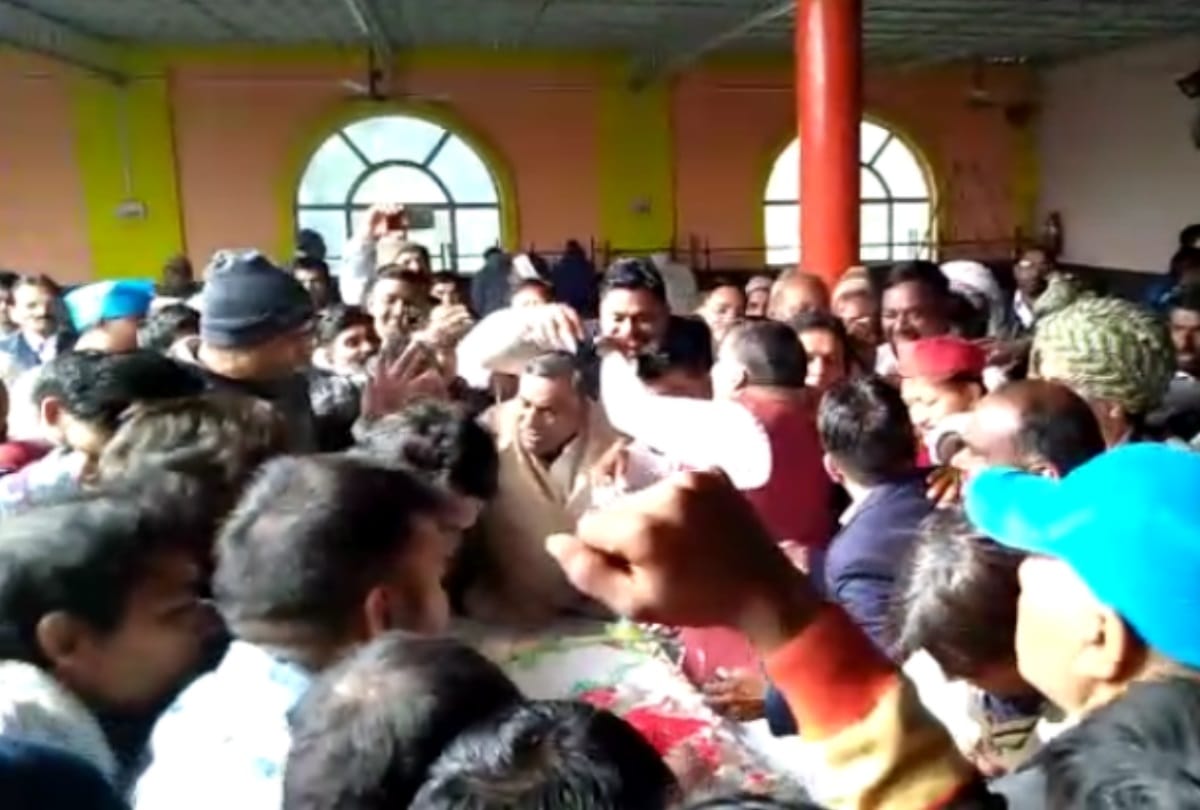 BSP suporter Harsh firing with guns in baghpat on mayawati birth day, people fight over cake