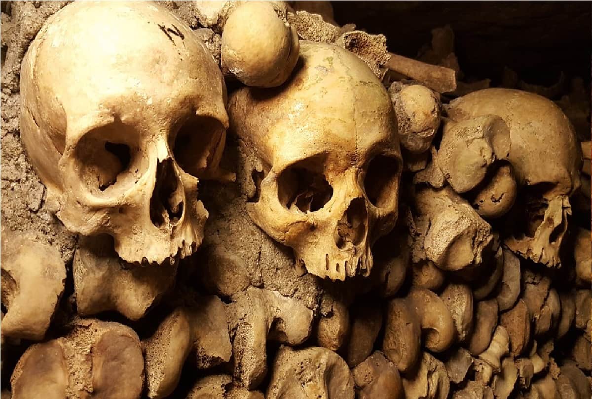 know the story behind efiile tower and catacombs of-paris