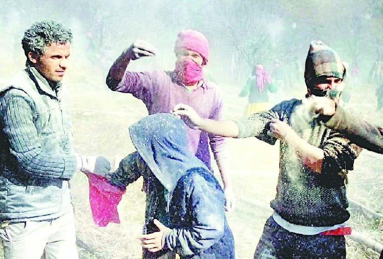 एक दूसरे पर राख फेंकर मनाई छार दियाली