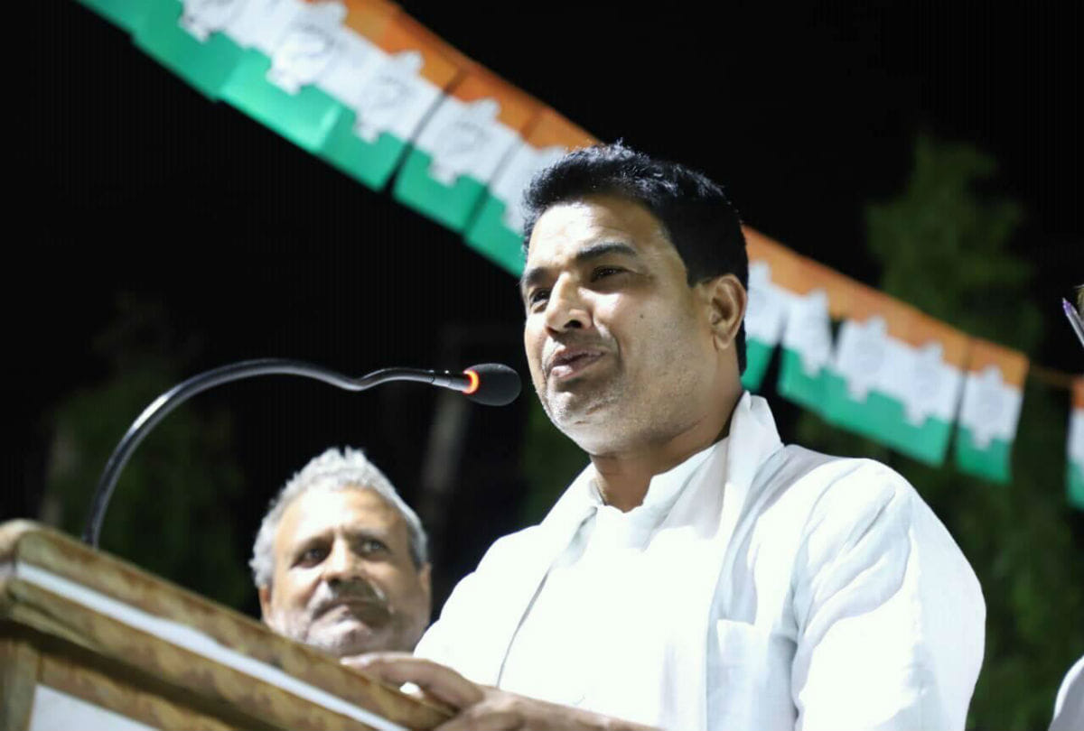 Congress MLA Girraj Singh 's fake documents of 9th class in agra