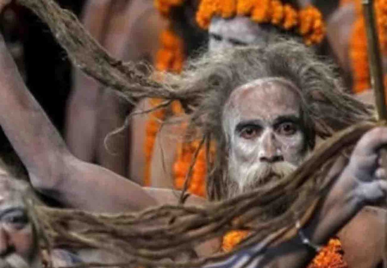 prayagraj kumbh mela 2019 naga sadhu angry on shahi snan at ramnagariya mela