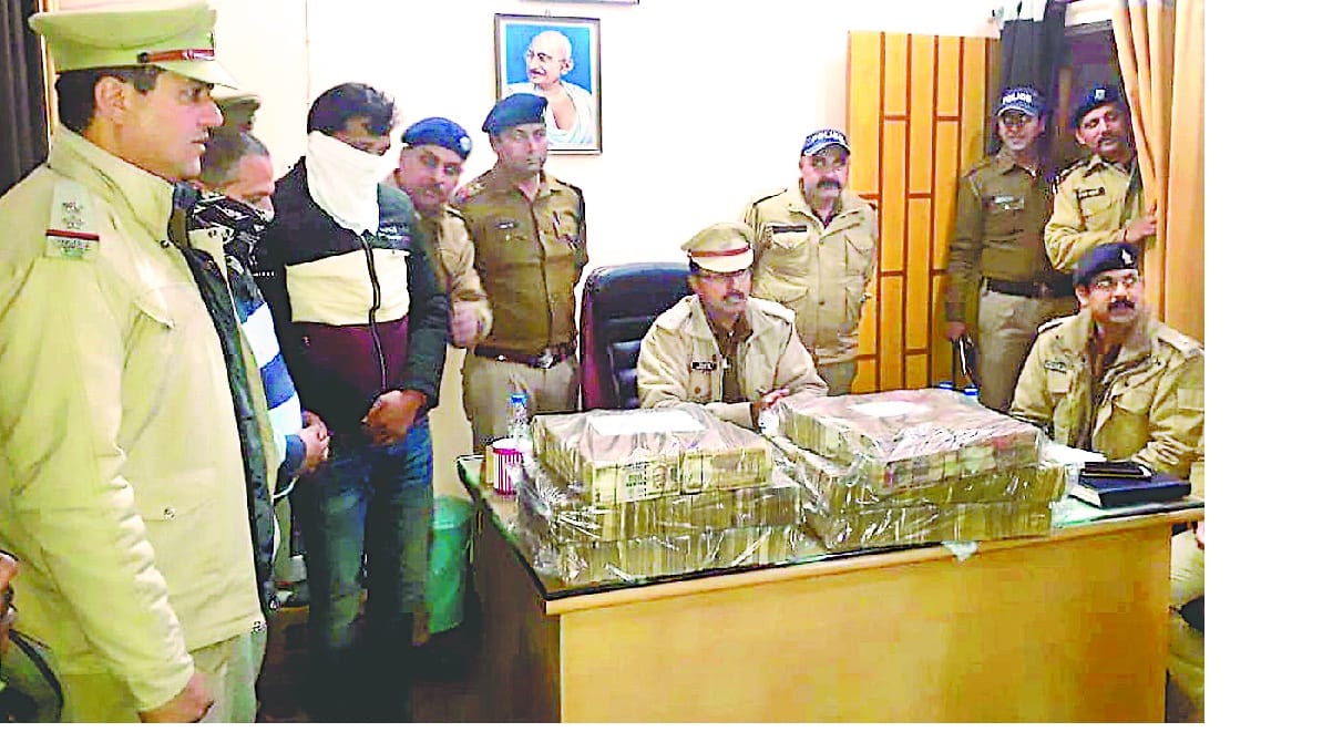Two arrested with old notes of 2.5 million rupees