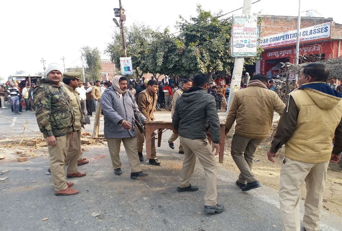 Three youths were crushed by the truck in Mainpuri