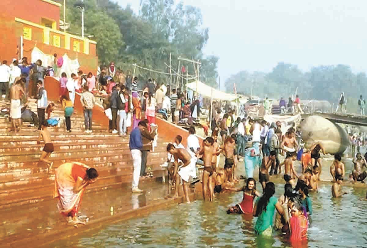Plunge by devotees on Makar Sankranti