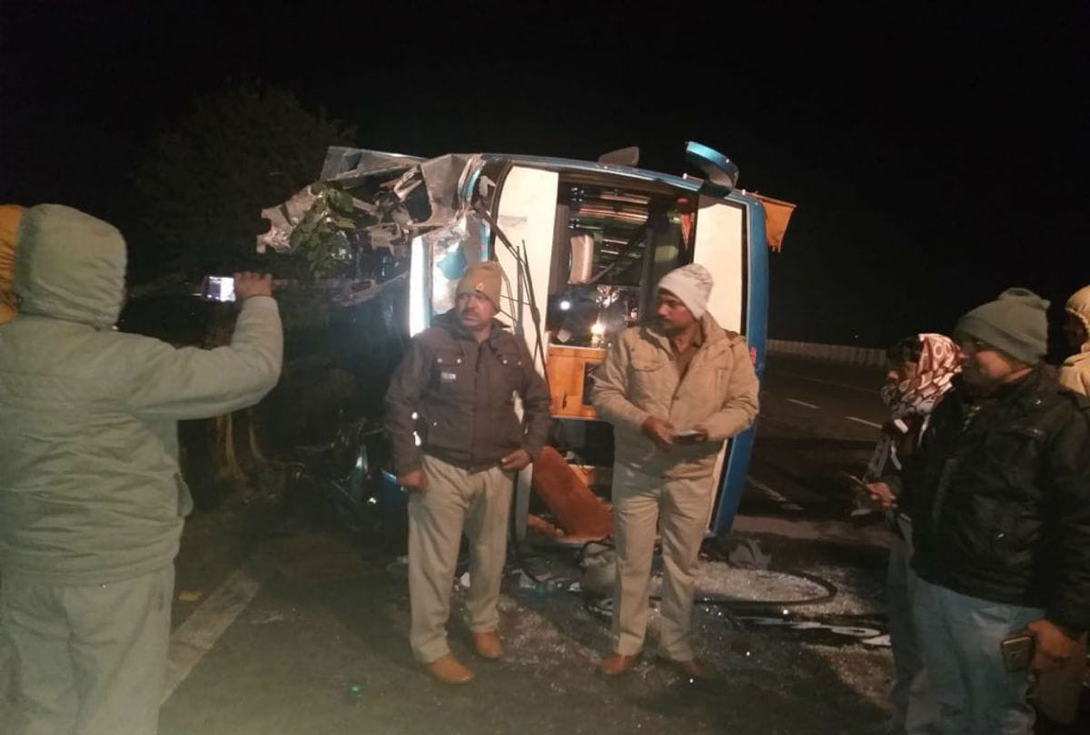 passengers injured in bus overturns on Yamuna Expressway in mathura