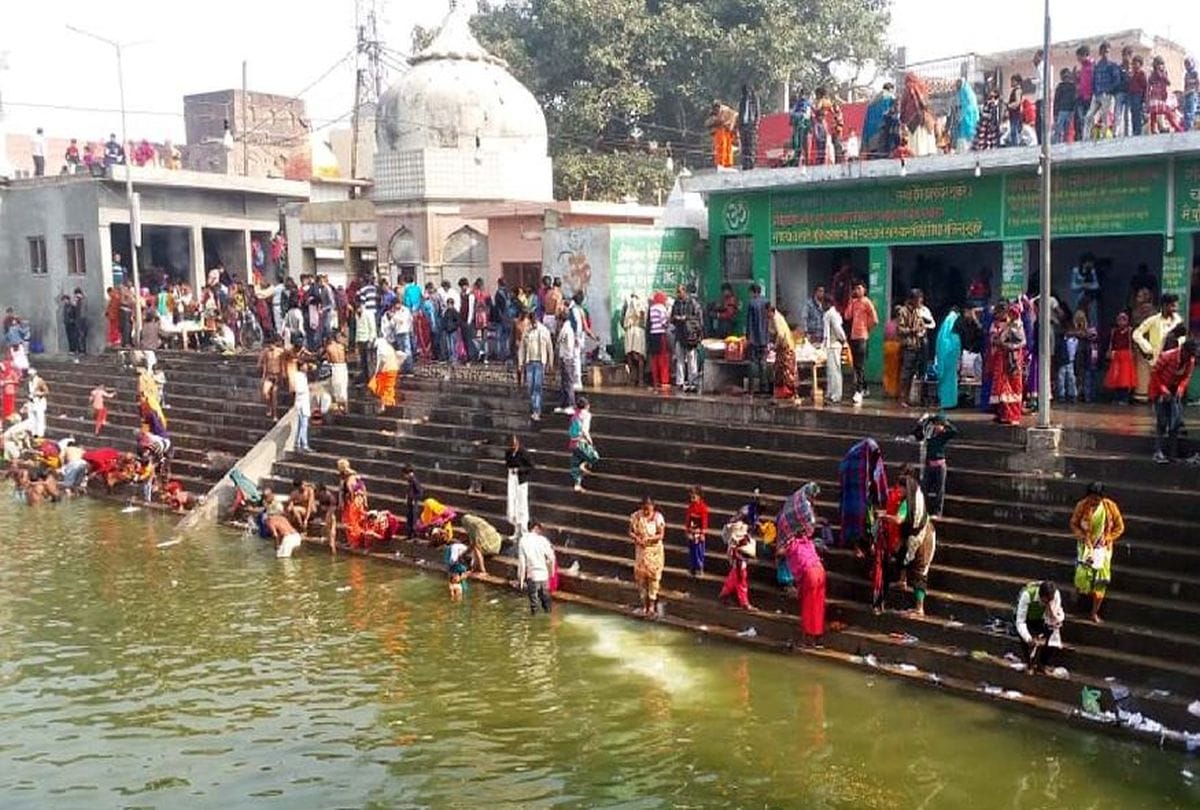 devotees take holy bath in gang on makar sankranti in soron kasganj
