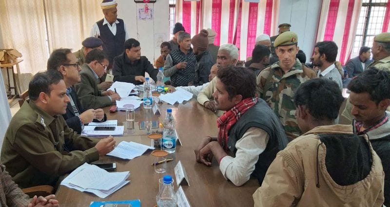 मंडलायुक्त ने दो लेखपाल और कानूनगो को किया निलंबित