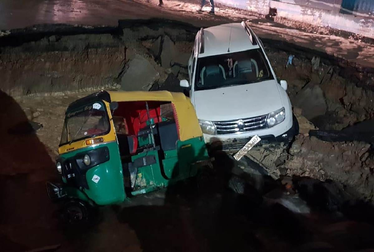 underground pipeline burst in Delhi, Auto and car fall into pit