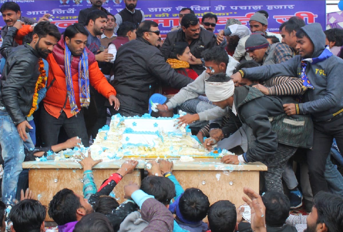 Meerut, Loot of cake on Mayawati's birthday and SP workers are present on stage
