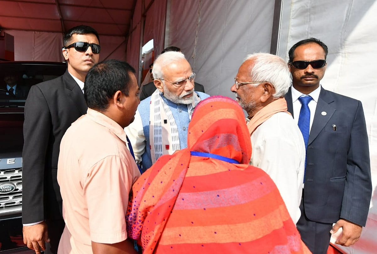 PM modi met family of doordarshan camera man killed in naxal attack dantewada