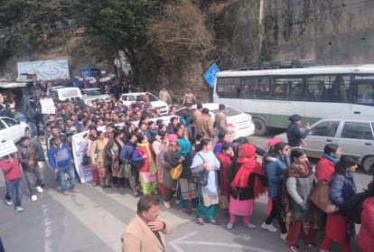 contract pta teacher rally in shimla and PTA teachers broke Section 144