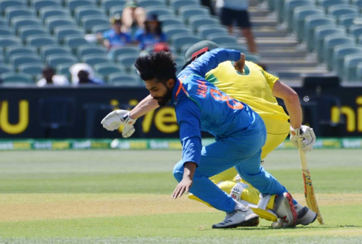virat kohli mocks ravindra jadeja after false appeal against marcus stoinis