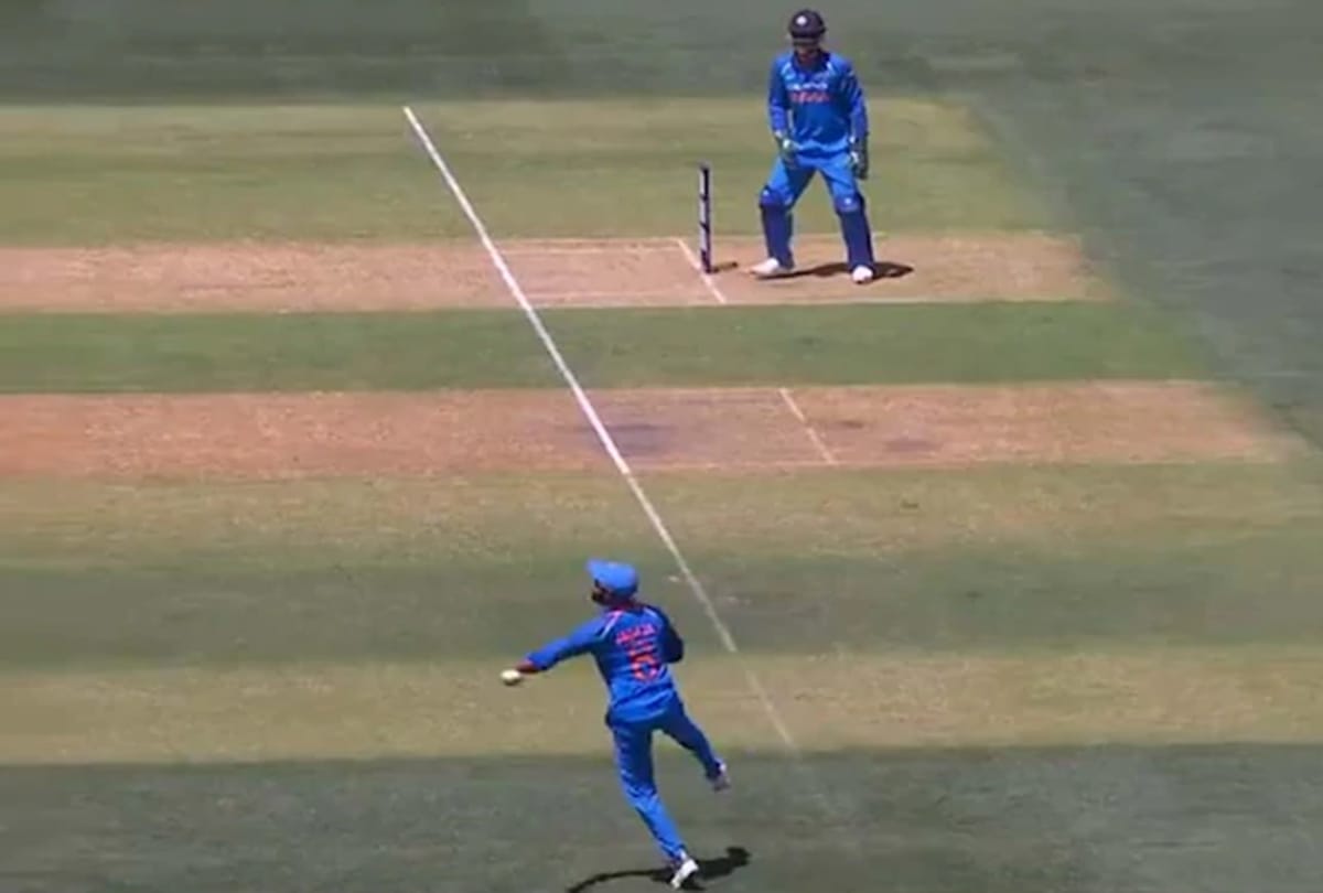 AUSvIND: Ravindra Jadeja One hand Run Out Usman Khawaja, Video goes viral