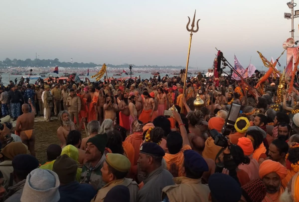 Devotees take holy dip at Triveni Sangam in Kumbh Mela 2019