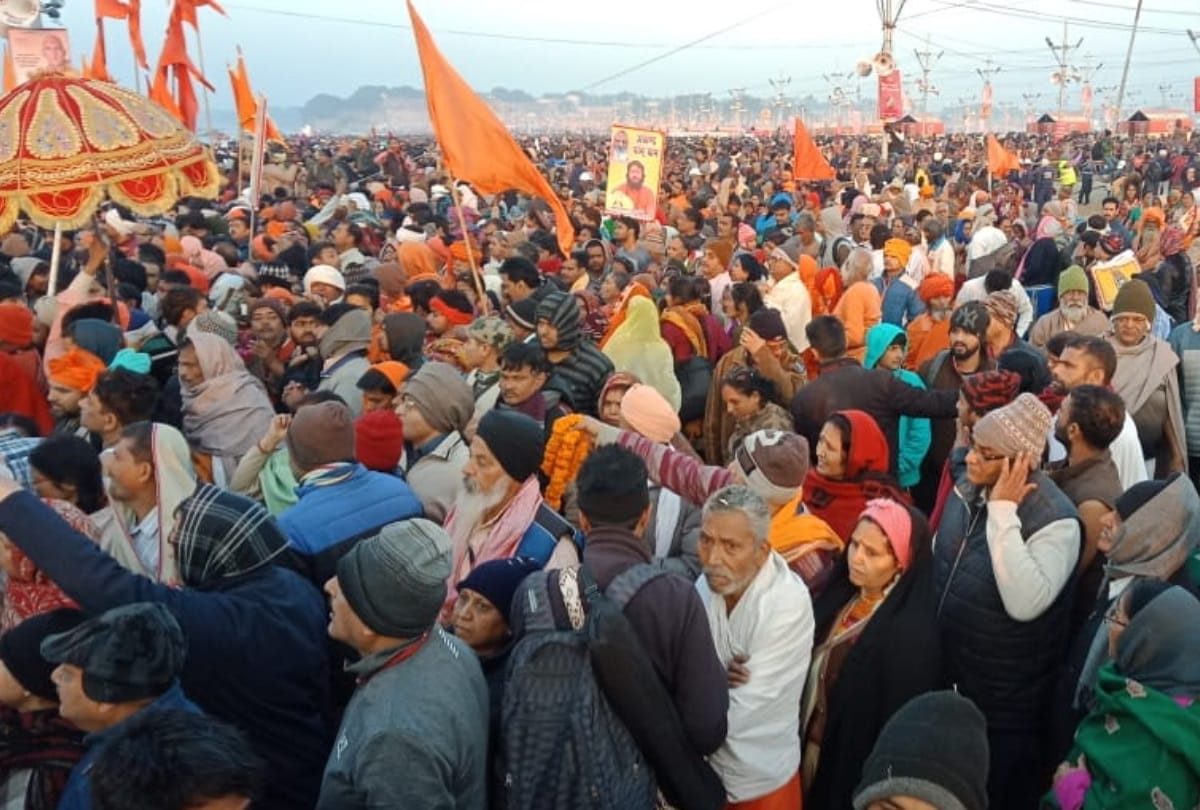 kumbh mela 2019 Devotees take Naga sant foot sand in sangam