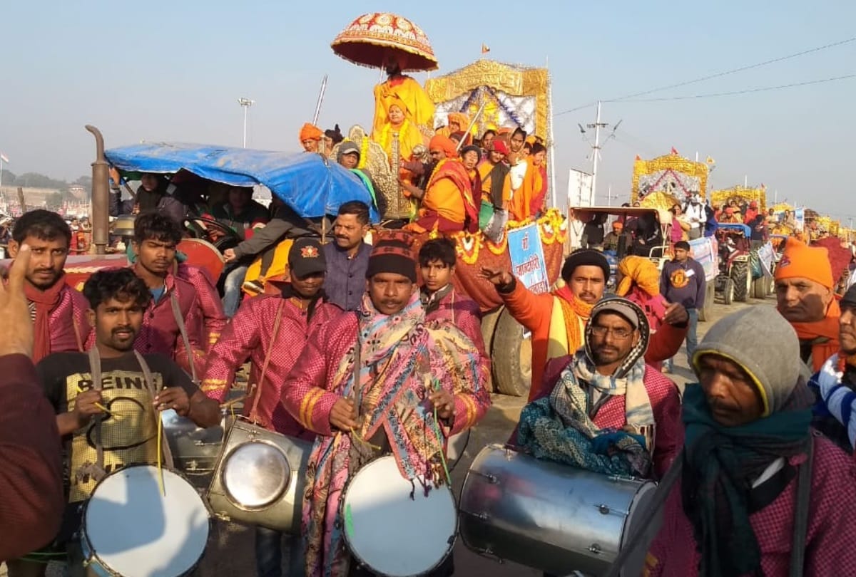 kumbh mela 2019 Devotees take Naga sant foot sand in sangam