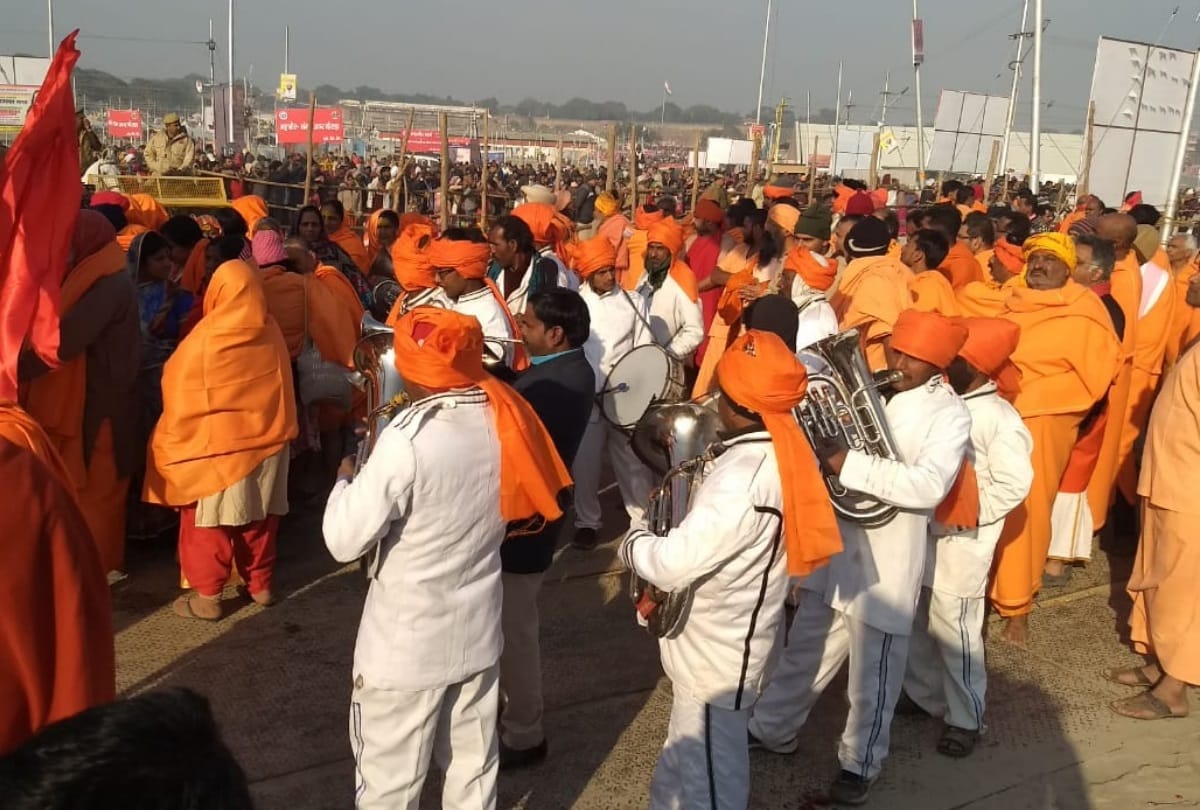 largest Akhara Juna saint reached Sangam in royal style kumbh mela 2019