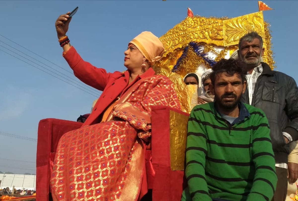 Kinnar Akhara with Panch Dashnam Juna first time shahi snan in Sangam