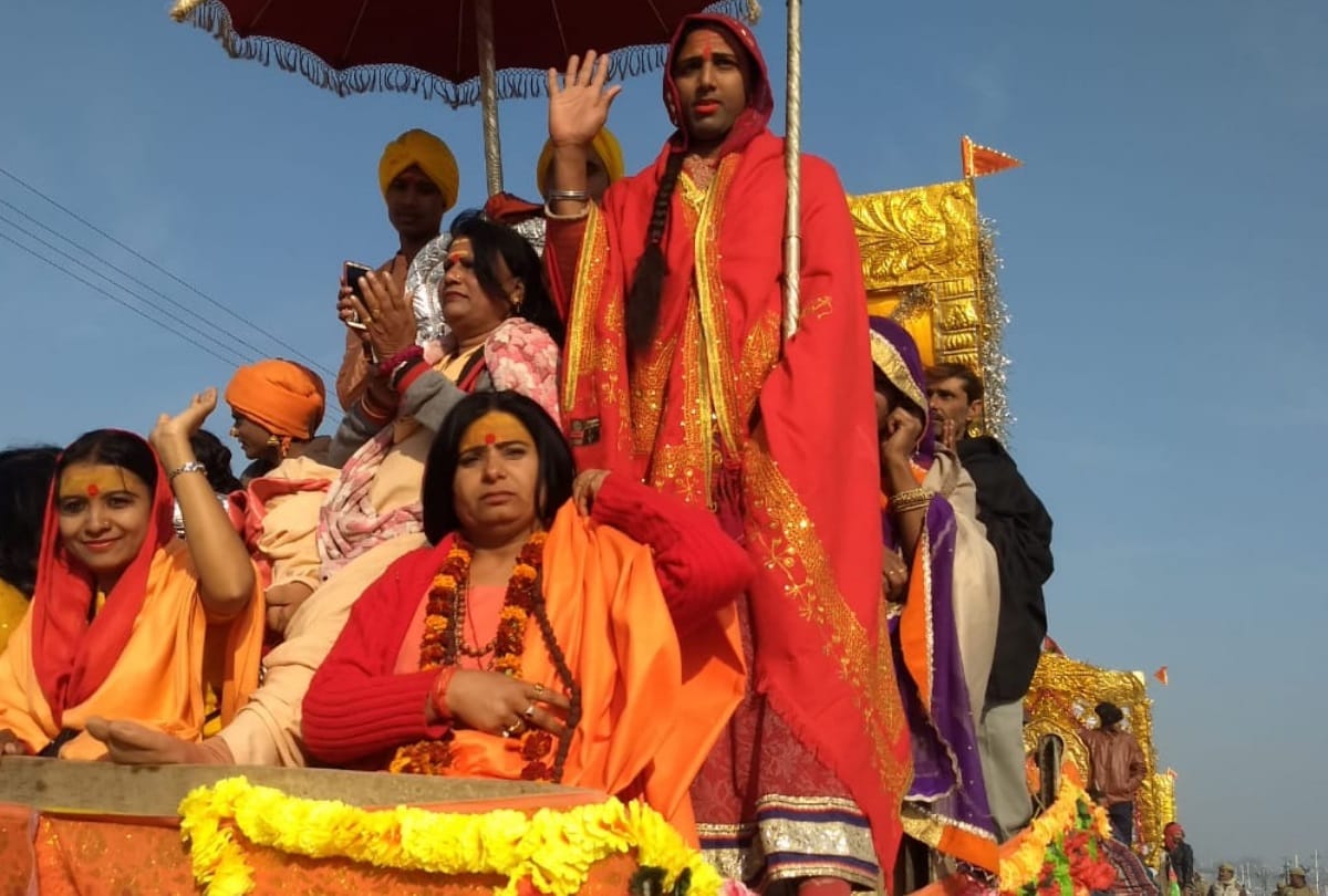 Kinnar Akhara with Panch Dashnam Juna first time shahi snan in Sangam