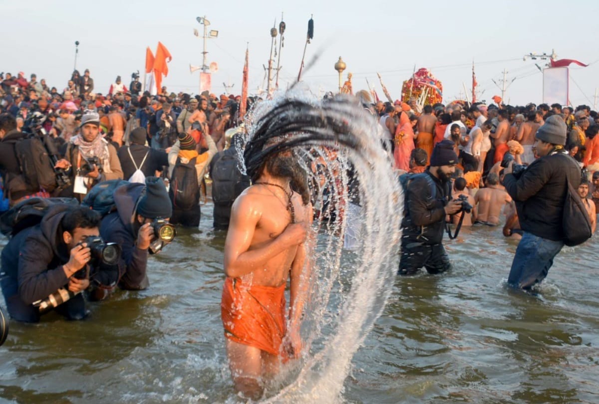 Devotee shahi snan in kumbh mela 2019 prayagraj