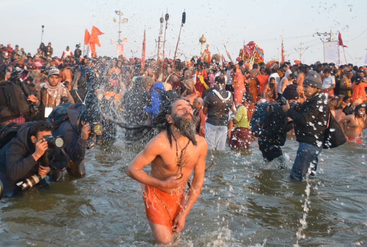 Devotee shahi snan in kumbh mela 2019 prayagraj
