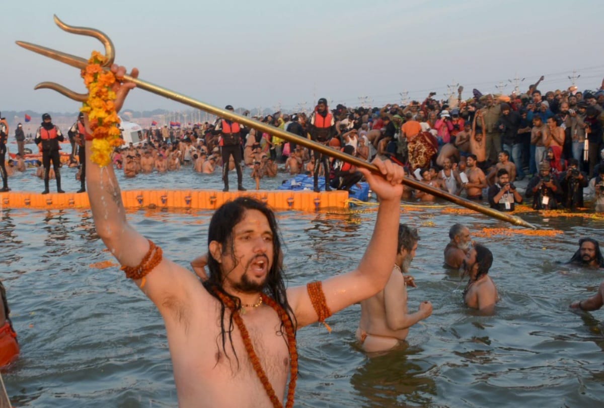 Devotee shahi snan in kumbh mela 2019 prayagraj