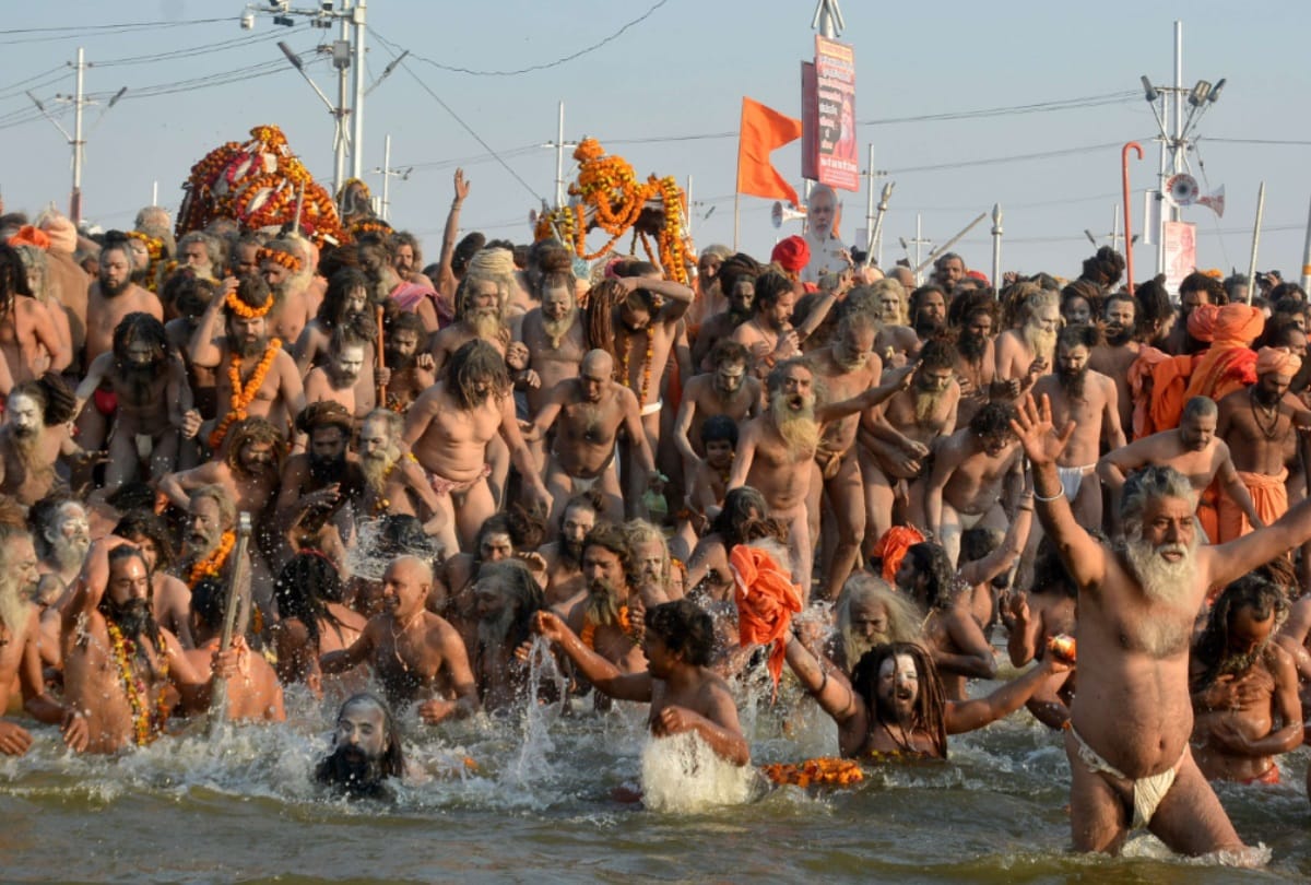 kumbh 2019 all akhara sant march to sangam devotees says scene like as bhole ki barat