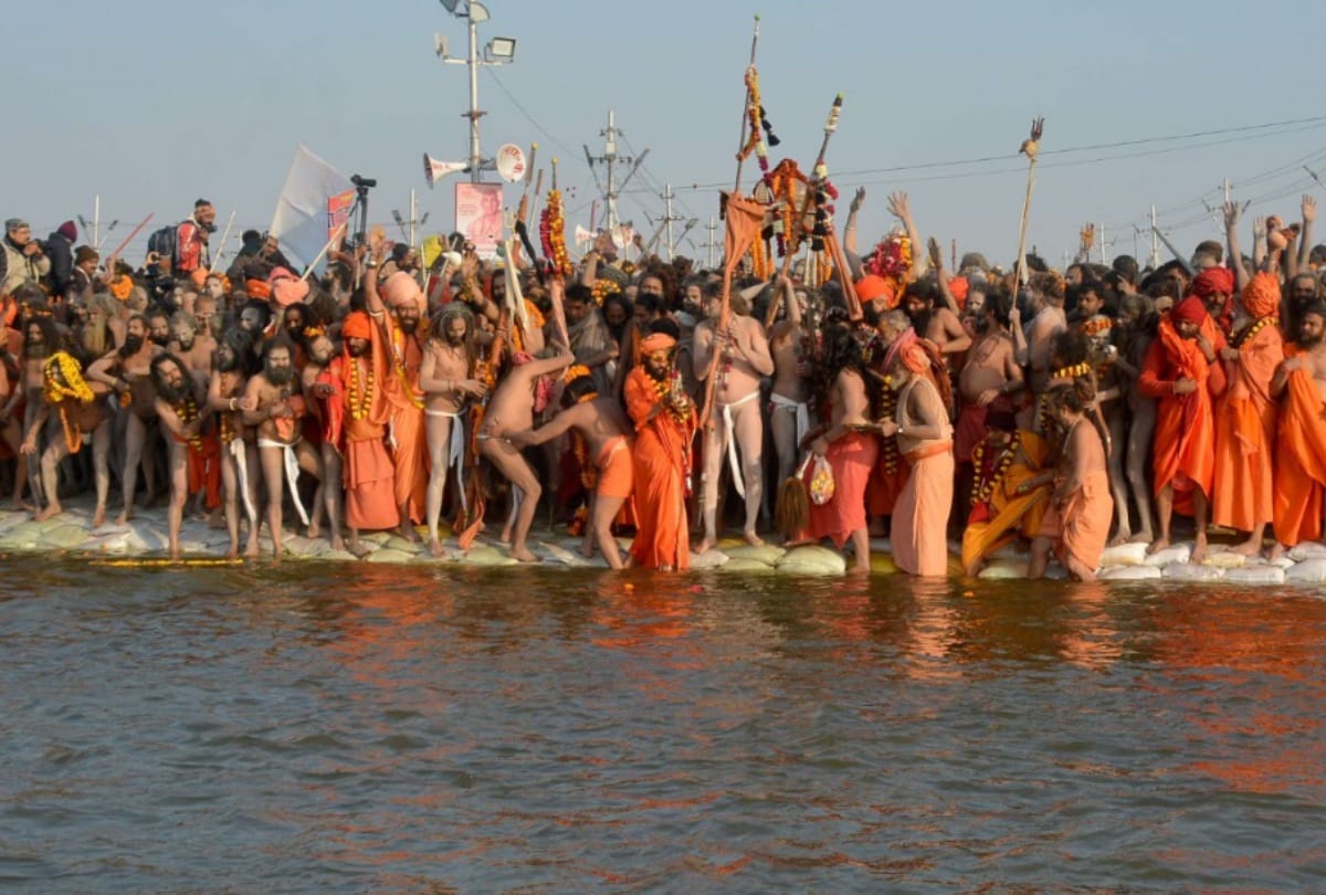 kumbh mela 2019 Devotees take Naga sant foot sand in sangam